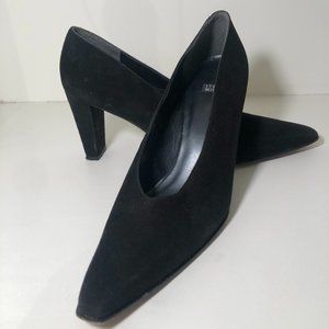 Stuart Weitzman Black Velvet Classic Heels Sz 9.5 - image 1